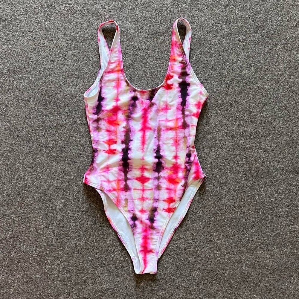 Missguided scoop neck open back pink and white tie-dye one piece swimsuit size 2